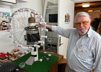 Pariserhjulet blev i weekenden sat til at dreje lystigt adskillige gange i Håndværkernes Hus. Foto: Niels Skipper.