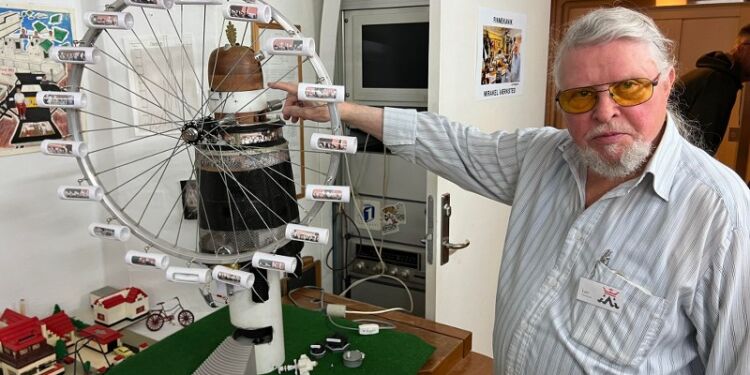 Pariserhjulet blev i weekenden sat til at dreje lystigt adskillige gange i Håndværkernes Hus. Foto: Niels Skipper.