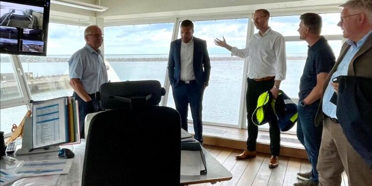 CEO Per Holm Nørgaard viste rundt og fortalte om Hirtshals Havn. Foto: Privat.