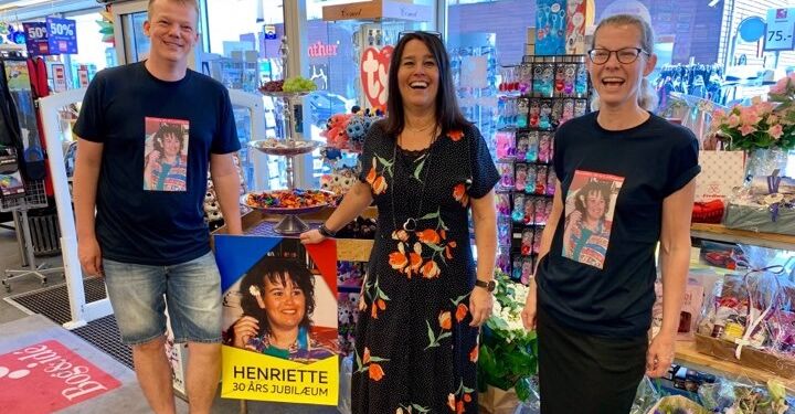 Her ses Henriette mellem Allan og Malene ved hendes 30 års jubilæum hos boghandleren i Hirtshals.  Allan driver i dag Bog & idé i Metropol i Hjørring.Foto (arkiv): Niels Skipper.