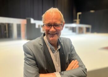 Henrik Baloo Andersen er både direktør og kapelmester i Hjørring Revyen. Foto: Palle W. Nielsen