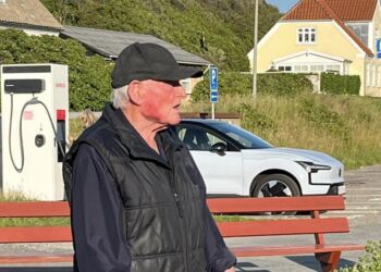 Allan Normann Sørensen viste rundt i Lønstrup. Foto: Lions.