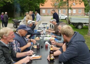 Mænd mødes, hygger og taler sammen i Tversted. Privatfoto