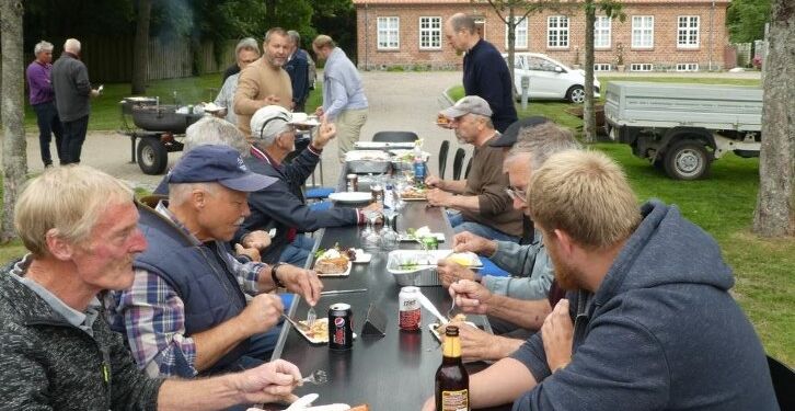 Mænd mødes, hygger og taler sammen i Tversted. Privatfoto