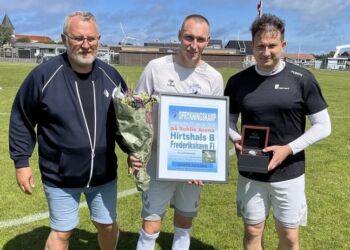 Martin Eriksen modtager diplom og blomst af formanden Peter Sundbæk og Kim Bærentsen.