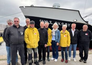 Lokale Peter Jensen ses her forrest som nummer to til venstre foran Gamle Oksøy.