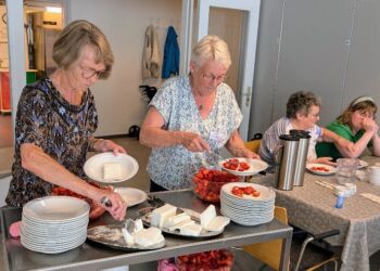 Jordbær med is blev serveret af Dame- og Herreklubben til tonerne af midsommervisen.