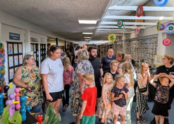 Der var inviteret til stor kunstudstilling på Sindal Skole.