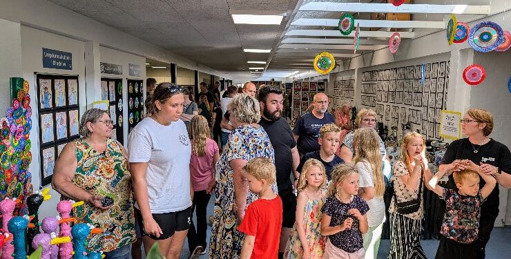 Der var inviteret til stor kunstudstilling på Sindal Skole.