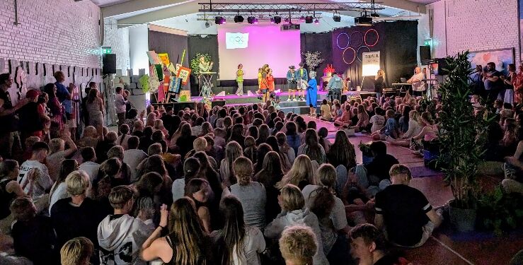 Sindal Skoles 500 elever er samlet i Festsalen til sidste skoledag.
