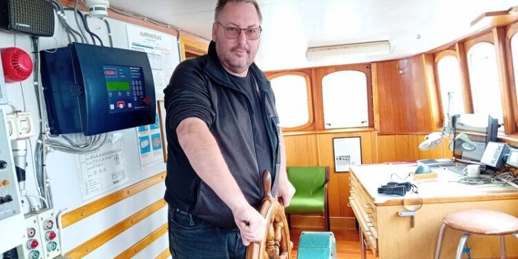 Formand Peter Jensen fra Støtteforeningen Hirtshals Fyr ses her i styrehuset på Gamle Oksøy. Foto (arkiv): Privat.