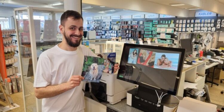 Søren Nielsen står klar ved den nye fotoprinter.