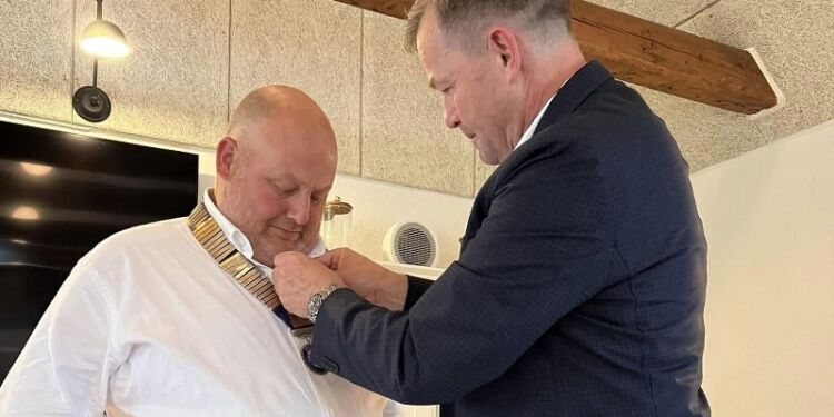 Jens Peter Lunden overdrager kæden til Jens Lund Madsen.