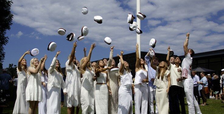 Der bliver kastet med studenterhuerne på græsplænen foran gymnasiet. Foto: STX.