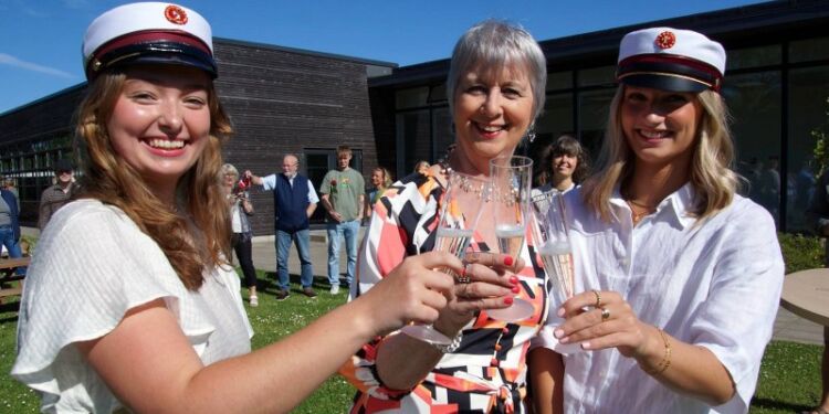 Ingeborg Schlie fra 3.l og Rosa Frandsen fra 3.c blev årets første studenter på Hjørring Gymnasium.