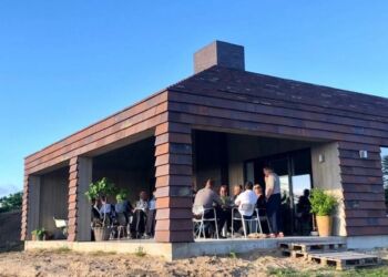 Vinene nydes på terrassen hos Saxtrup Vingaard.