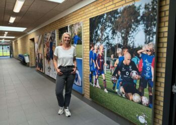 Fotograf Louise Bering ved fotostater, hun har leveret billeder til hos Skibsby-Højene IF. Foto: SHI.