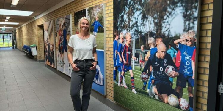 Fotograf Louise Bering ved fotostater, hun har leveret billeder til hos Skibsby-Højene IF. Foto: SHI.
