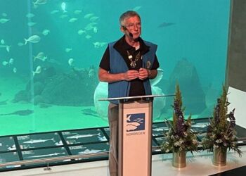 Henning Hatt fra Lions Hirtshals foran det store akvarium på Nordsøen Oceanarium. Foto (arkiv): Niels Chr. Jakobsen.