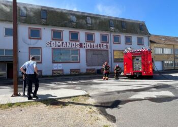 Politi og brandvæsen ved en brand på Sømands Hotellet i juni 2024. Foto (arkiv): Niels Skipper.