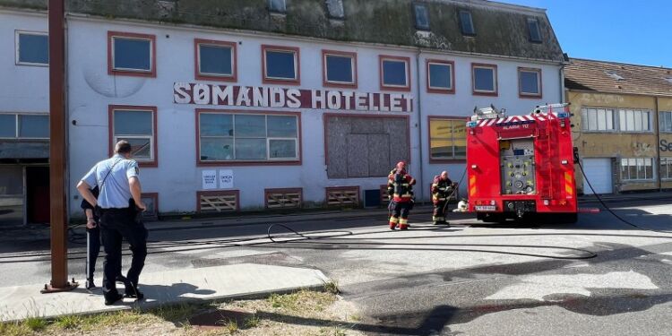 Politi og brandvæsen ved en brand på Sømands Hotellet i juni 2024. Foto (arkiv): Niels Skipper.