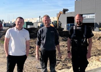 Erhvervsrådgiver Jesper Larsen Bach sammen med Christian og Martin Sommer. Foto: Privat.