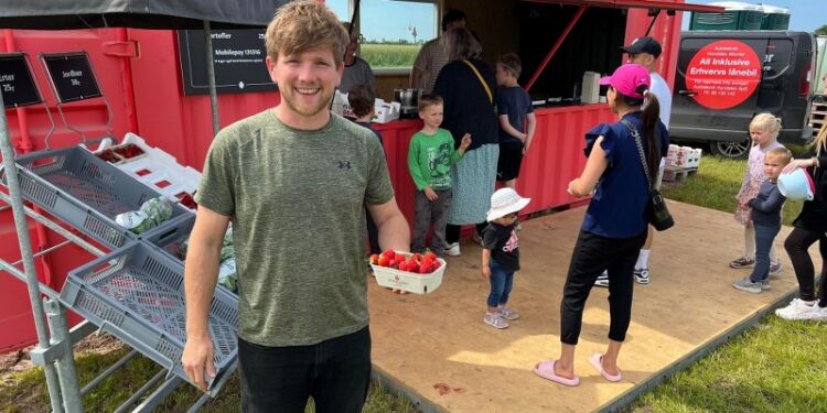 Mikkel med en bakke af de lækreste, solmodne jordbær. Foto: Niels Skipper.