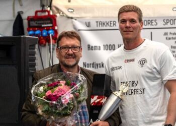 Lasse Jørgensen (tv) modtog pokalen for Årets TIF’er af Frederik Rams.