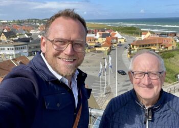 Michael Vendelbo Pedersen fra Erhverv Hjørring på toppen af Hotel Hirtshals i selskab med den lokale handelschef Per Mohr Martensen. Foto: Privat.
