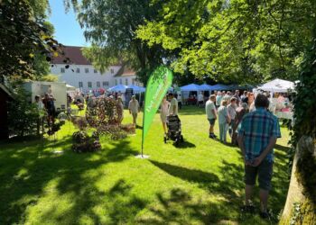 Den store og smukke klosterhave er renlivet idyl, når vejret er så flot, som tilfældet var denne søndag i Vendsyssel. Foto: Niels Skipper.