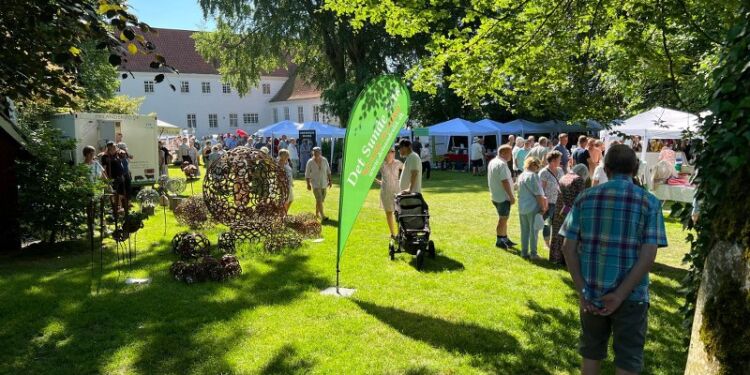 Den store og smukke klosterhave er renlivet idyl, når vejret er så flot, som tilfældet var denne søndag i Vendsyssel. Foto: Niels Skipper.