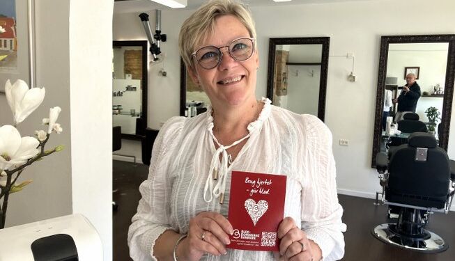 Anita Simoni fortæller sine kunder om manglen på donorer og hvad, de fleste kan gøre for at hjælpe. Foto: Palle W. Nielsen