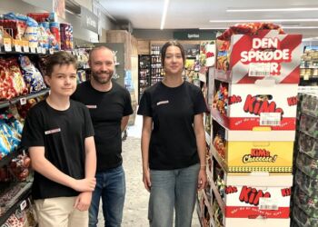 Gloria og Lucas oplever i denne uge hverdagen på en arbejdsplads hos Min Købmand Dennis Bøgedal Bak i Lendum. Foto: Palle W. Nielsen