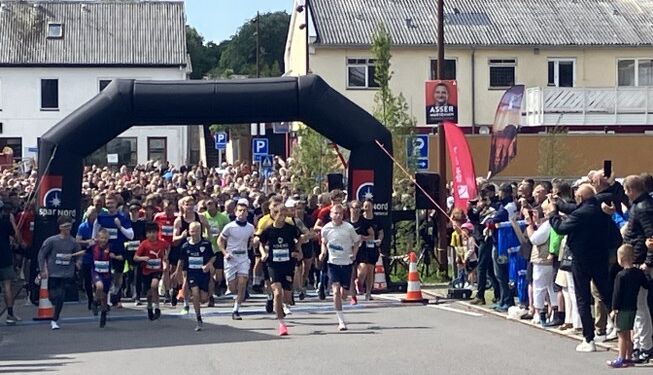 Så er starten gået til Grundlovsløbet 2024 i Hjørring. Foto: Palle W. Nielsen