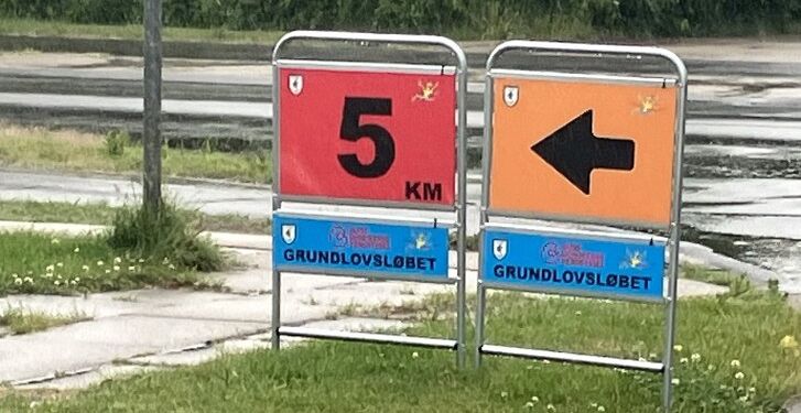 Skiltene er på plads til Grundlovsløbet 2024 - god tur. Foto: Palle W. Nielsen