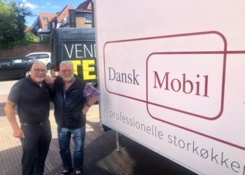Uffe Nielsen og Ivan Lindgren Hansen ved køkkenvognen. Foto: Palle W. Nielsen