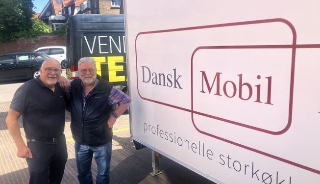 Uffe Nielsen og Ivan Lindgren Hansen ved køkkenvognen. Foto: Palle W. Nielsen