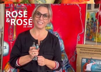 Rikke Ejsenhardt fra Hjørring Handel opfordrer alle, der kan, til at give blod. Der er meget at vinde. Privatfoto