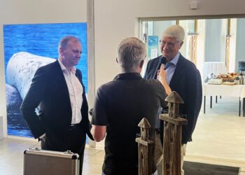 SKAGA FMs Henrik Ledet interviewer den afgårende formand Anker Laden-Andersen og den nye formand for Hirtshals Havn Michael Lundgaard Thomsen. Foto: Palle W. Nielsen