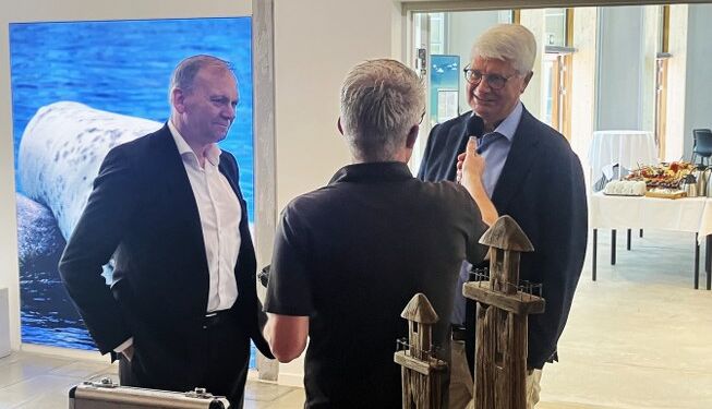 SKAGA FMs Henrik Ledet interviewer den afgårende formand Anker Laden-Andersen og den nye formand for Hirtshals Havn Michael Lundgaard Thomsen. Foto: Palle W. Nielsen