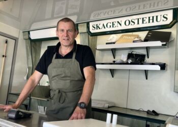 Jan Bruun er ny i Ostebilen fra Skagen, som fredag og lørdag holder ved føtex i Hjørring. Foto: Palle W. Nielsen