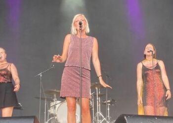 AVA alias Anna Vind Andersen på scenen til Musik Under Trappen 2024. Foto: Privat.