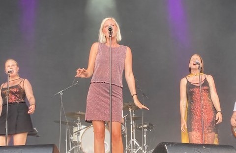 AVA alias Anna Vind Andersen på scenen til Musik Under Trappen 2024. Foto: Privat.