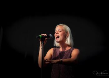 AVA alias Anna Vind Andersen på scenen til Musik Under Trappen 2024. Foto: Jens Kranen.