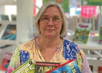 Bibliotekar Pernille Jespersen med den foreslåede serie på Hjørring Bibliotek.