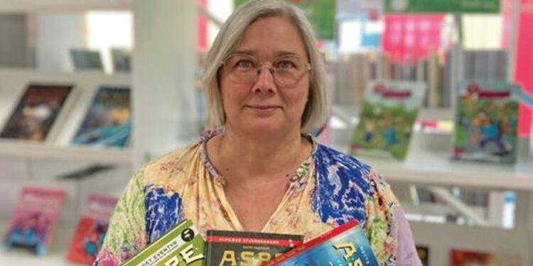 Bibliotekar Pernille Jespersen med den foreslåede serie på Hjørring Bibliotek.