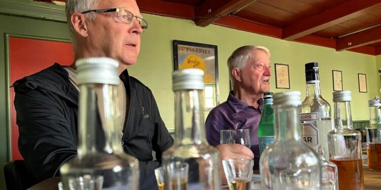 Teamkaptajn Niels Chr. Jakobsen og den garvede smagsmatros Niels Helver i Marinestuen på Hirtshals Kro og Restaurant. Foto: Niels Skipper.