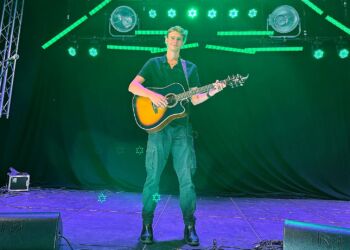 Emil Kobber på scenen til Musik Under Trappen i Hirtshals. Foto: Henriette Maj Pedersen.