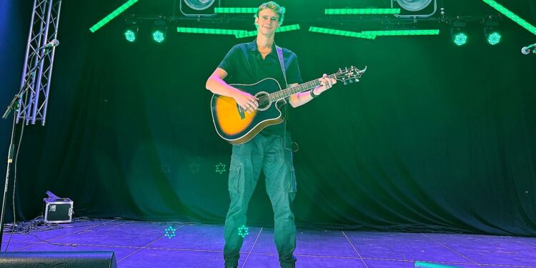 Emil Kobber på scenen til Musik Under Trappen i Hirtshals. Foto: Henriette Maj Pedersen.