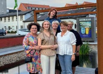 Gitte Falk (tv) og de øvrige i frisørteamet søger en ny kollega. Privatfoto.